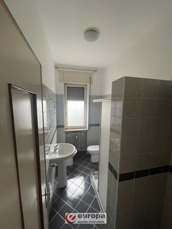 In zona limitrofa al centro si vende appartamento tricamere. L' alloggio al secondo piano, con as...