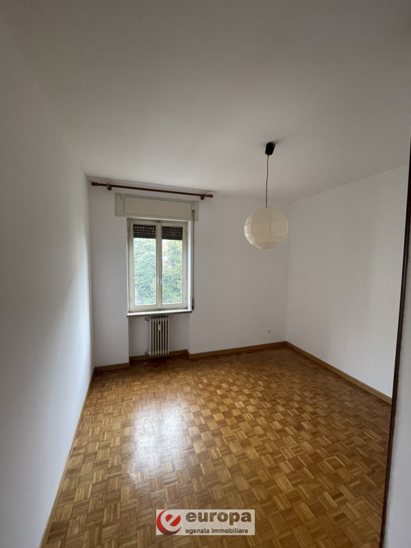 In zona limitrofa al centro si vende appartamento tricamere. L' alloggio al secondo piano, con as...