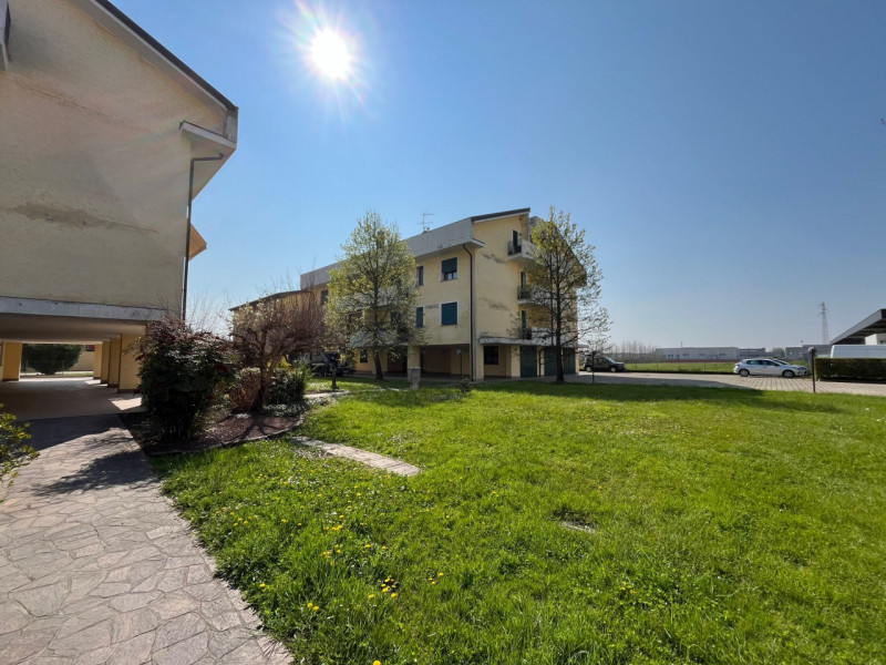 Proponiamo in vendita un luminoso e spazioso appartamento duplex a Maserà di Padova, in una zona ...