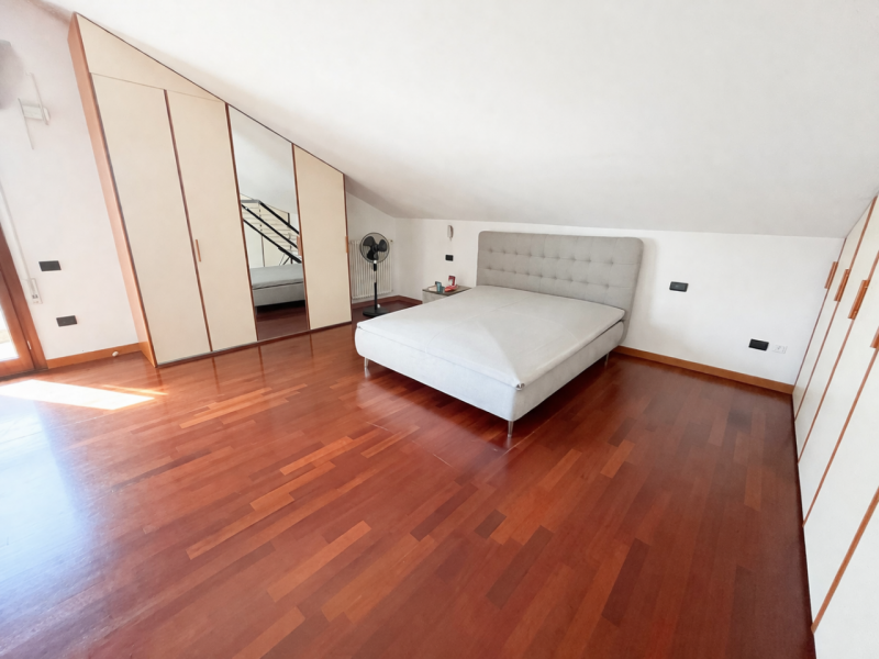 Proponiamo in vendita un luminoso e spazioso appartamento duplex a Maserà di Padova, in una zona ...