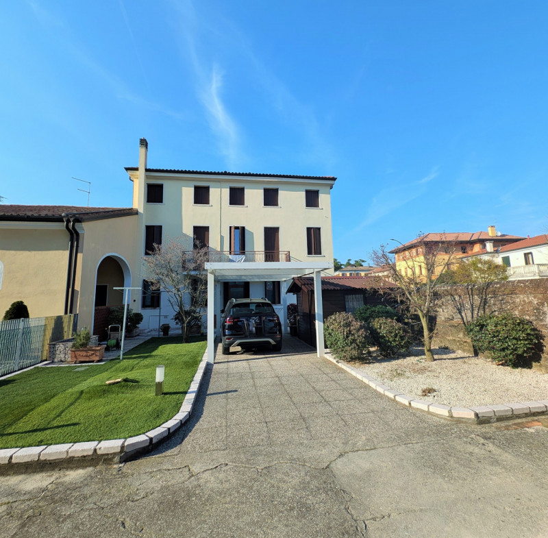 Proponiamo in vendita una signorile e centralissima porzione di palazzo d'epoca affacciata su uno...