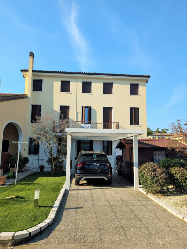 Proponiamo in vendita una signorile e centralissima porzione di palazzo d'epoca affacciata su uno...