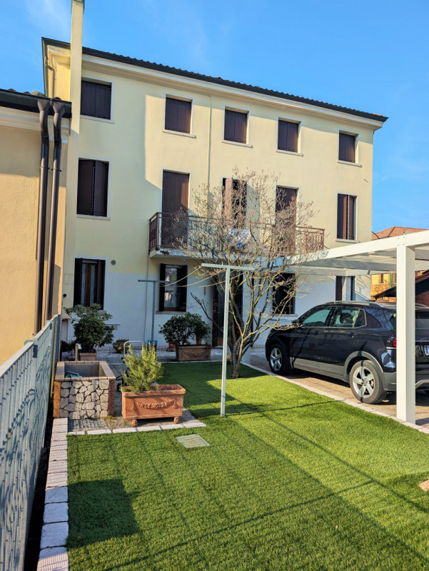 Proponiamo in vendita una signorile e centralissima porzione di palazzo d'epoca affacciata su uno...