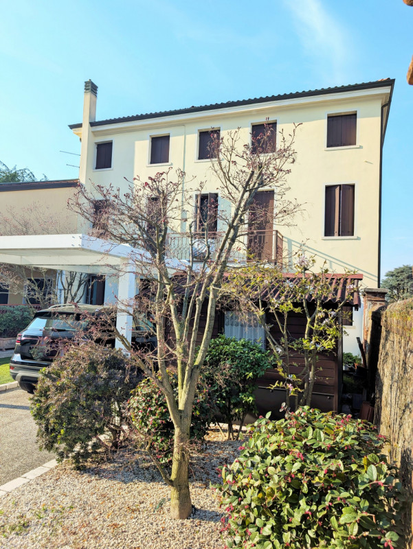 Proponiamo in vendita una signorile e centralissima porzione di palazzo d'epoca affacciata su uno...