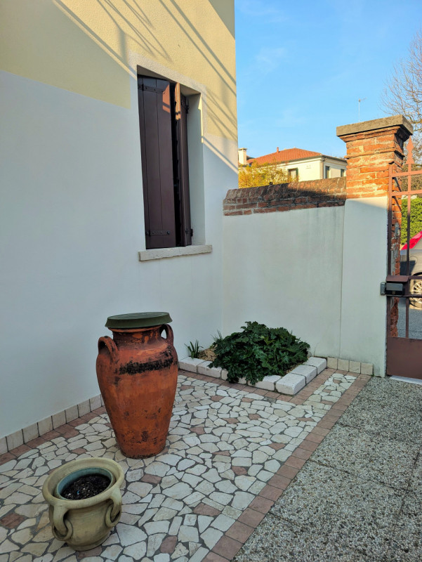 Proponiamo in vendita una signorile e centralissima porzione di palazzo d'epoca affacciata su uno...