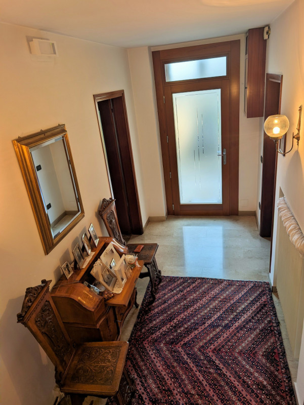 Proponiamo in vendita una signorile e centralissima porzione di palazzo d'epoca affacciata su uno...