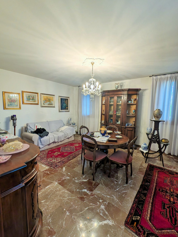 Proponiamo in vendita una signorile e centralissima porzione di palazzo d'epoca affacciata su uno...