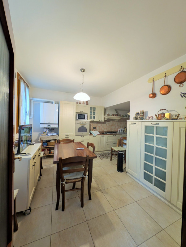 Proponiamo in vendita una signorile e centralissima porzione di palazzo d'epoca affacciata su uno...