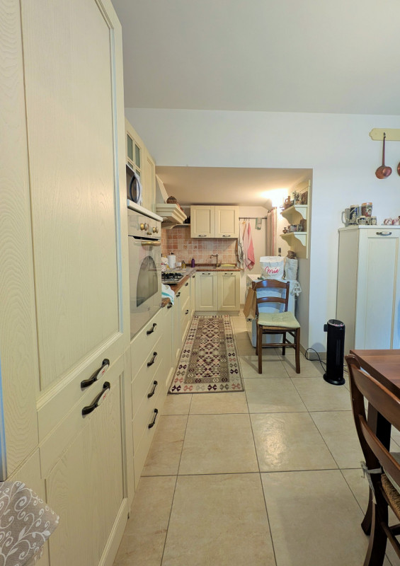 Proponiamo in vendita una signorile e centralissima porzione di palazzo d'epoca affacciata su uno...