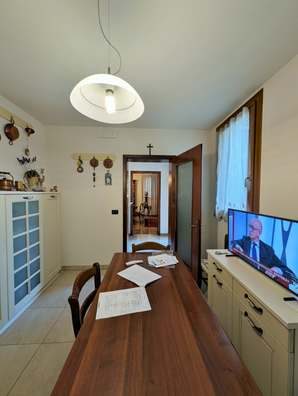 Proponiamo in vendita una signorile e centralissima porzione di palazzo d'epoca affacciata su uno...