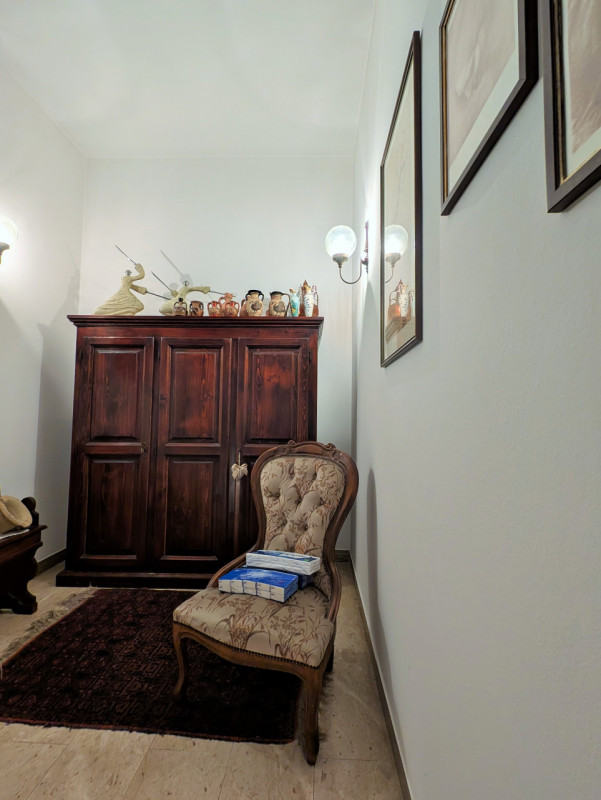 Proponiamo in vendita una signorile e centralissima porzione di palazzo d'epoca affacciata su uno...