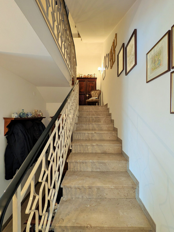 Proponiamo in vendita una signorile e centralissima porzione di palazzo d'epoca affacciata su uno...