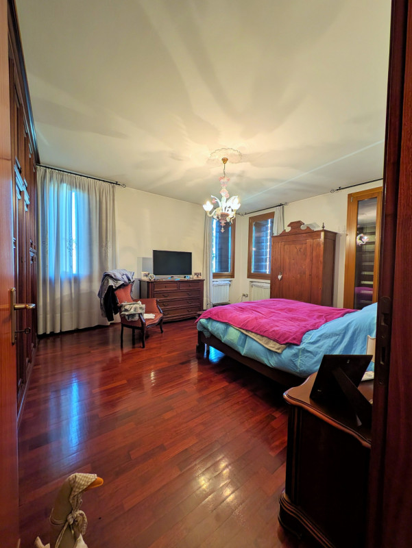 Proponiamo in vendita una signorile e centralissima porzione di palazzo d'epoca affacciata su uno...