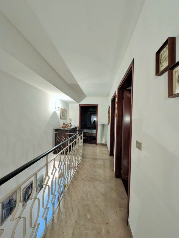 Proponiamo in vendita una signorile e centralissima porzione di palazzo d'epoca affacciata su uno...