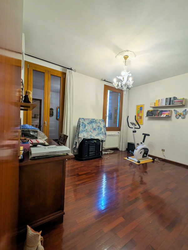 Proponiamo in vendita una signorile e centralissima porzione di palazzo d'epoca affacciata su uno...