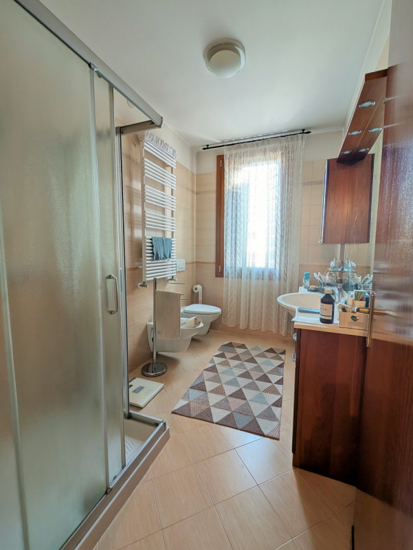 Proponiamo in vendita una signorile e centralissima porzione di palazzo d'epoca affacciata su uno...