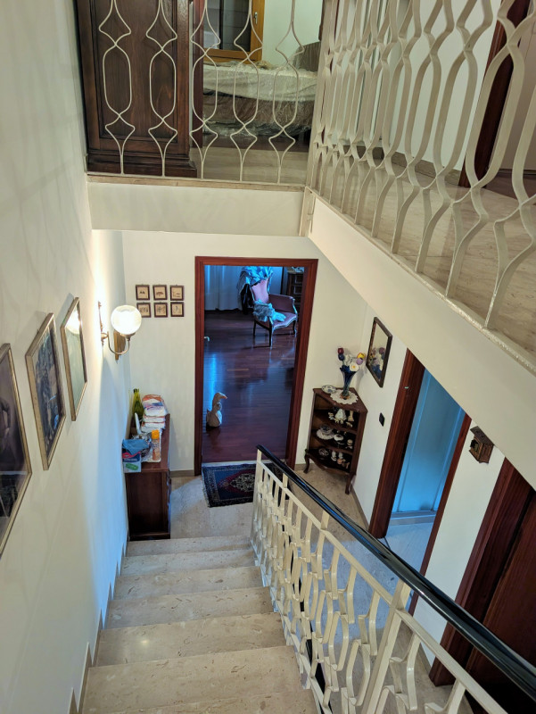 Proponiamo in vendita una signorile e centralissima porzione di palazzo d'epoca affacciata su uno...