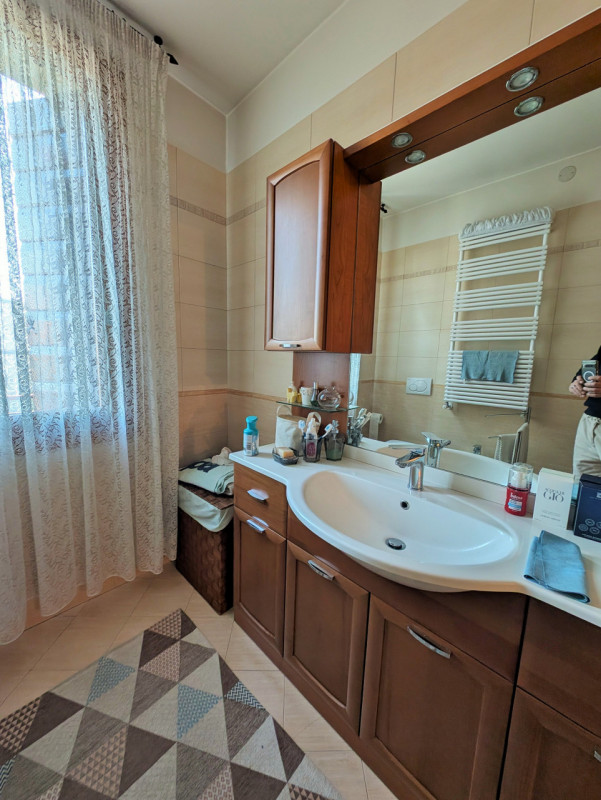 Proponiamo in vendita una signorile e centralissima porzione di palazzo d'epoca affacciata su uno...