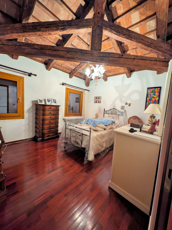 Proponiamo in vendita una signorile e centralissima porzione di palazzo d'epoca affacciata su uno...