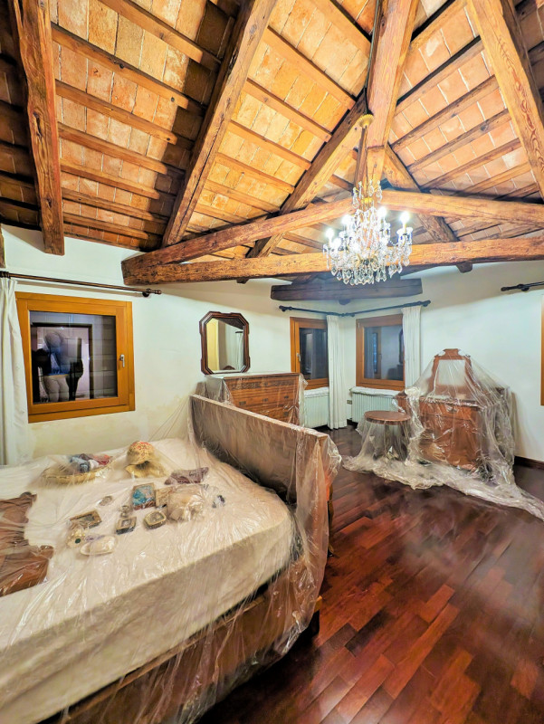 Proponiamo in vendita una signorile e centralissima porzione di palazzo d'epoca affacciata su uno...