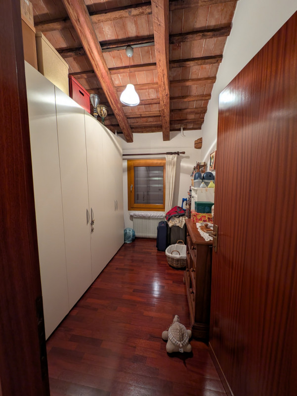 Proponiamo in vendita una signorile e centralissima porzione di palazzo d'epoca affacciata su uno...