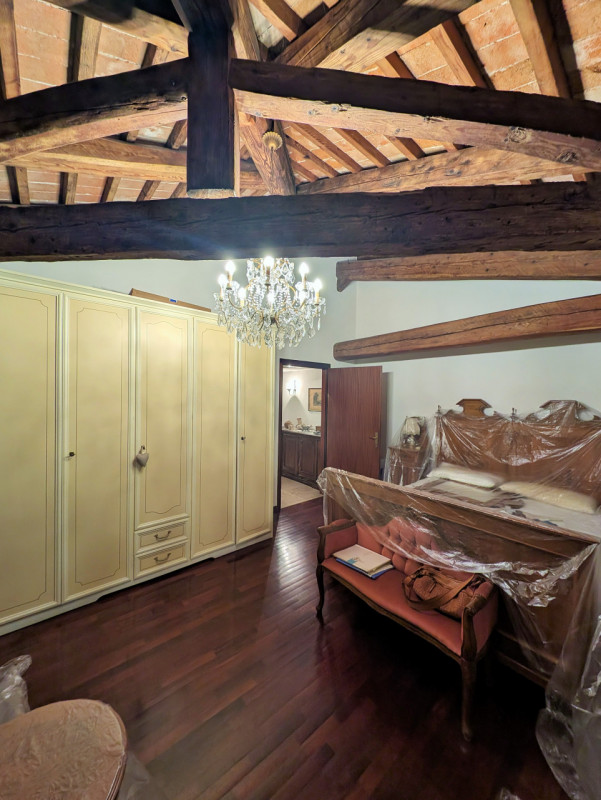 Proponiamo in vendita una signorile e centralissima porzione di palazzo d'epoca affacciata su uno...