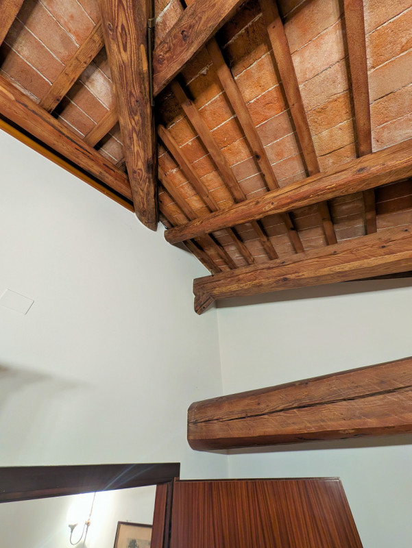 Proponiamo in vendita una signorile e centralissima porzione di palazzo d'epoca affacciata su uno...