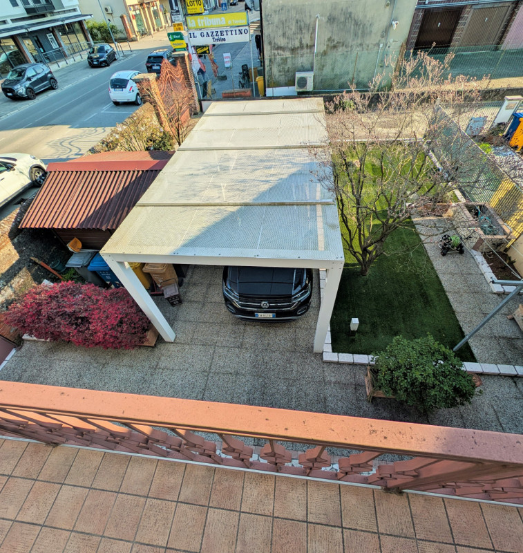 Proponiamo in vendita una signorile e centralissima porzione di palazzo d'epoca affacciata su uno...