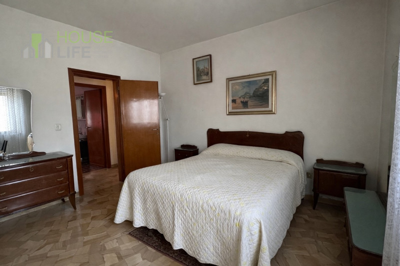 MARANO VIC.: MARANO VIC.: Unica in zona, CASA SINGOLA anni 70 da rimodernare disposta su piani fu...