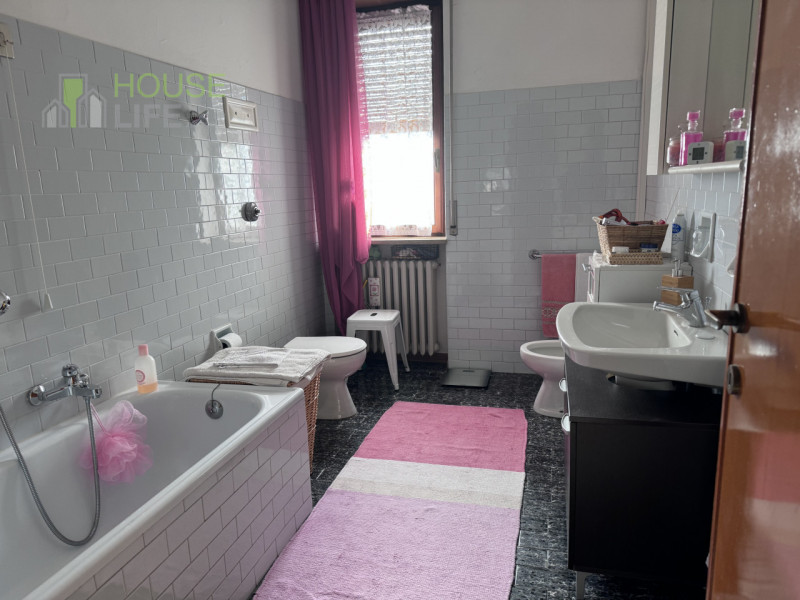 MARANO VIC.: MARANO VIC.: Unica in zona, CASA SINGOLA anni 70 da rimodernare disposta su piani fu...