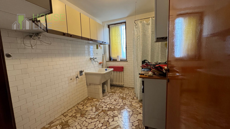 MARANO VIC.: MARANO VIC.: Unica in zona, CASA SINGOLA anni 70 da rimodernare disposta su piani fu...