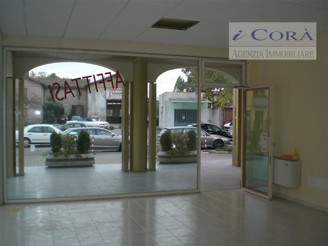 Bresseo Teolo: Negozio locazione affitto. Centralissimo dislocato lungo strada provinciale princi...