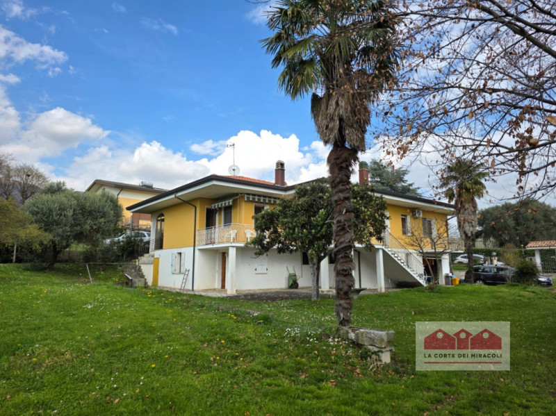 AVIANO: IN PRIMA COLLINA SINGOLA ANNI 70 DIVISA IN DUE UNITA' ABITATIVE CON TERRENO DI PERTINENZA...