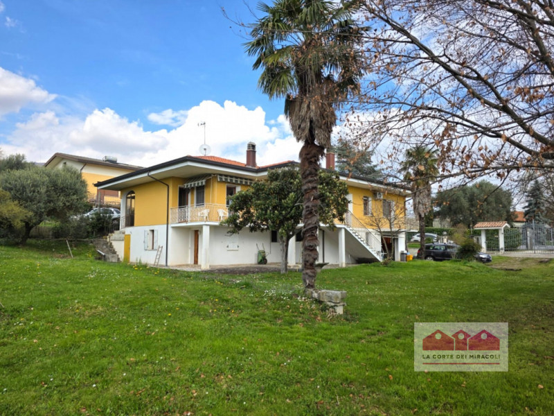 AVIANO: IN PRIMA COLLINA SINGOLA ANNI 70 DIVISA IN DUE UNITA' ABITATIVE CON TERRENO DI PERTINENZA...