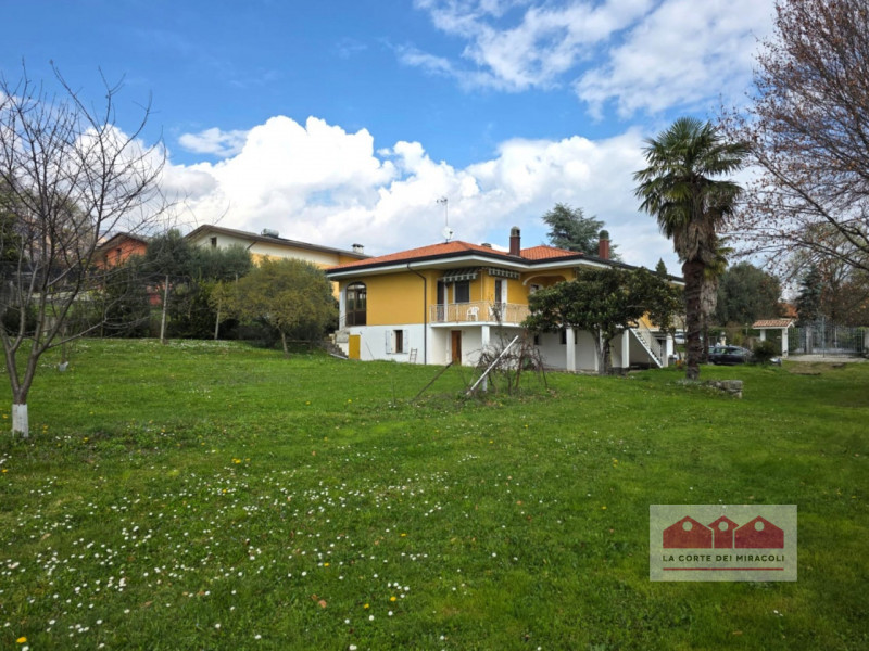 AVIANO: IN PRIMA COLLINA SINGOLA ANNI 70 DIVISA IN DUE UNITA' ABITATIVE CON TERRENO DI PERTINENZA...