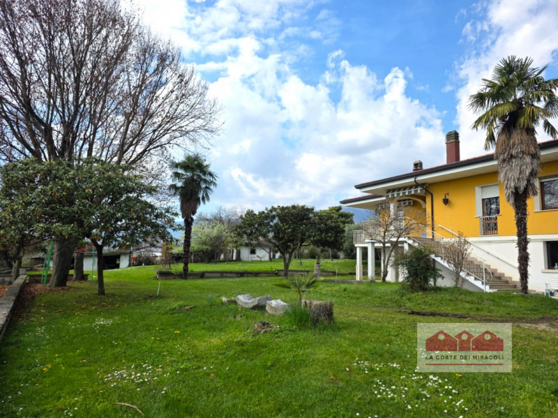 AVIANO: IN PRIMA COLLINA SINGOLA ANNI 70 DIVISA IN DUE UNITA' ABITATIVE CON TERRENO DI PERTINENZA...