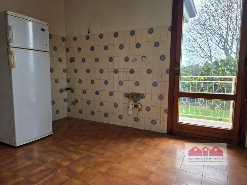 AVIANO: IN PRIMA COLLINA SINGOLA ANNI 70 DIVISA IN DUE UNITA' ABITATIVE CON TERRENO DI PERTINENZA...