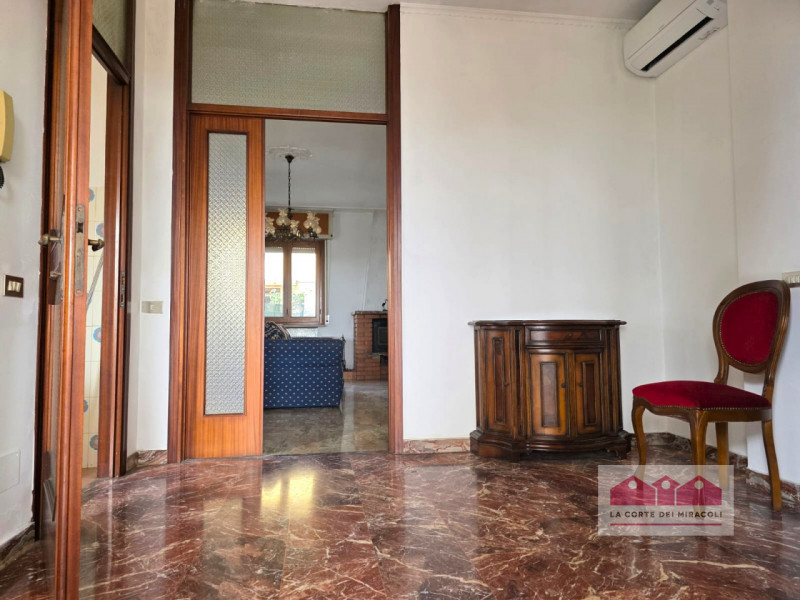 AVIANO: IN PRIMA COLLINA SINGOLA ANNI 70 DIVISA IN DUE UNITA' ABITATIVE CON TERRENO DI PERTINENZA...