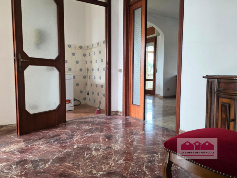 AVIANO: IN PRIMA COLLINA SINGOLA ANNI 70 DIVISA IN DUE UNITA' ABITATIVE CON TERRENO DI PERTINENZA...