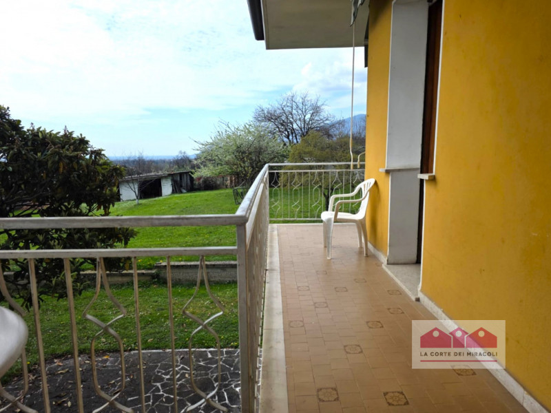 AVIANO: IN PRIMA COLLINA SINGOLA ANNI 70 DIVISA IN DUE UNITA' ABITATIVE CON TERRENO DI PERTINENZA...