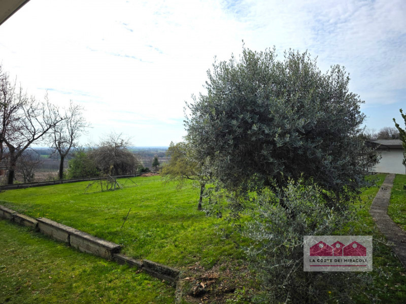 AVIANO: IN PRIMA COLLINA SINGOLA ANNI 70 DIVISA IN DUE UNITA' ABITATIVE CON TERRENO DI PERTINENZA...