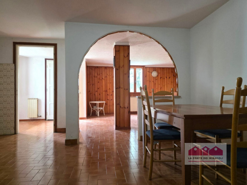 AVIANO: IN PRIMA COLLINA SINGOLA ANNI 70 DIVISA IN DUE UNITA' ABITATIVE CON TERRENO DI PERTINENZA...