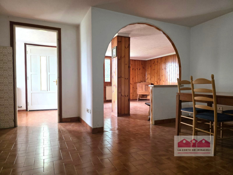 AVIANO: IN PRIMA COLLINA SINGOLA ANNI 70 DIVISA IN DUE UNITA' ABITATIVE CON TERRENO DI PERTINENZA...