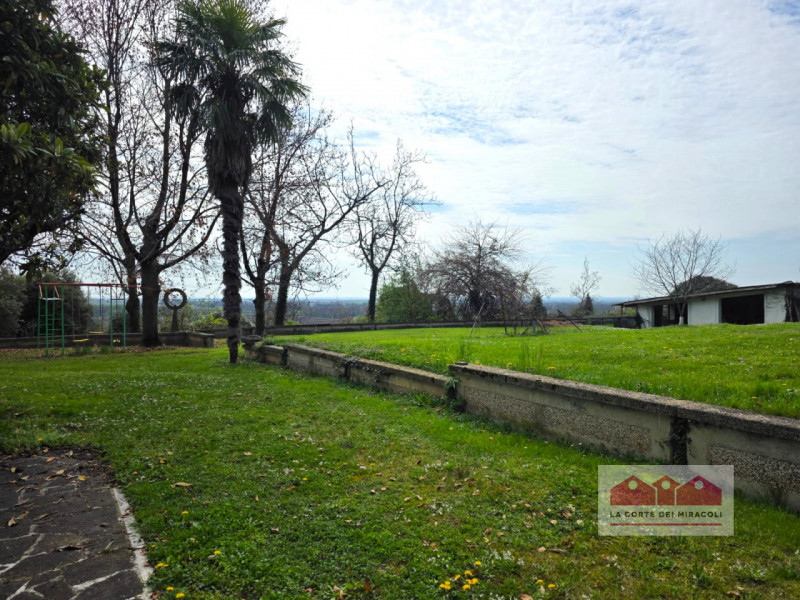 AVIANO: IN PRIMA COLLINA SINGOLA ANNI 70 DIVISA IN DUE UNITA' ABITATIVE CON TERRENO DI PERTINENZA...