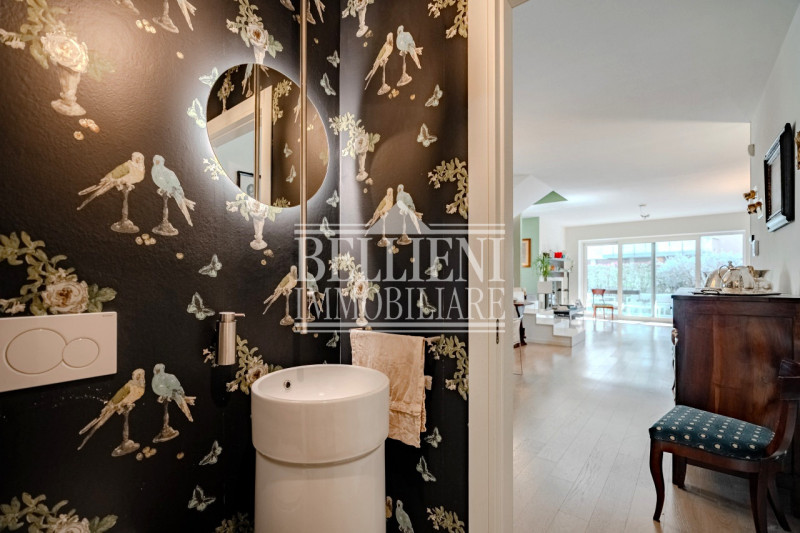 ZONA ISTITUTO ROSSI - In una delle zone più richieste e residenziali, proponiamo in vendita un el...