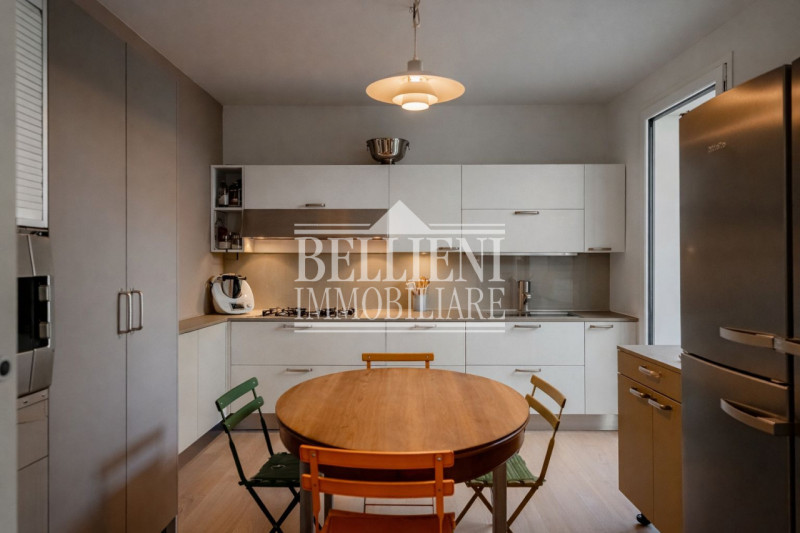 ZONA ISTITUTO ROSSI - In una delle zone più richieste e residenziali, proponiamo in vendita un el...