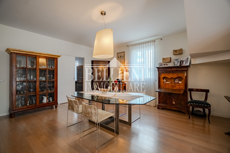 ZONA ISTITUTO ROSSI - In una delle zone più richieste e residenziali, proponiamo in vendita un el...