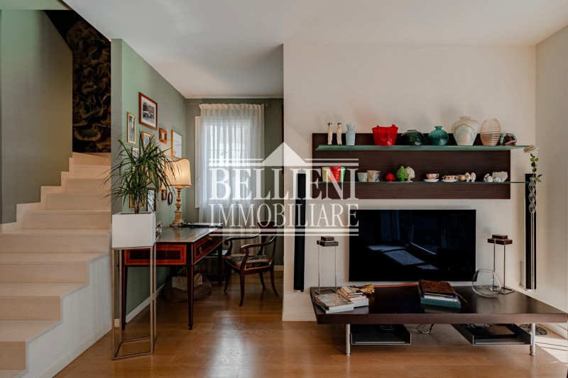 ZONA ISTITUTO ROSSI - In una delle zone più richieste e residenziali, proponiamo in vendita un el...