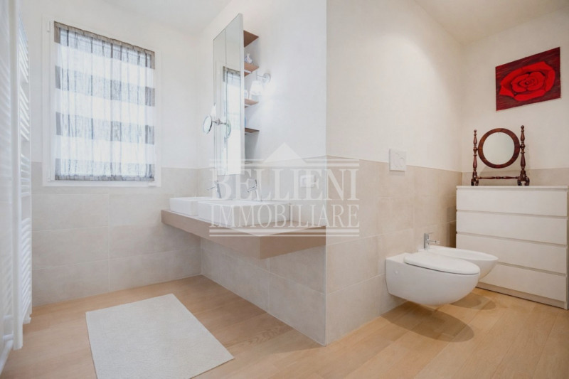 ZONA ISTITUTO ROSSI - In una delle zone più richieste e residenziali, proponiamo in vendita un el...