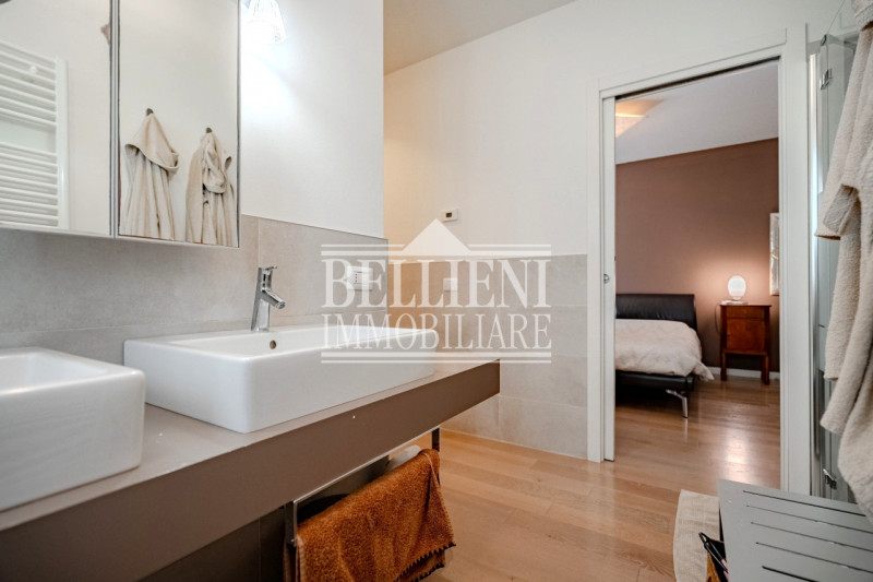 ZONA ISTITUTO ROSSI - In una delle zone più richieste e residenziali, proponiamo in vendita un el...